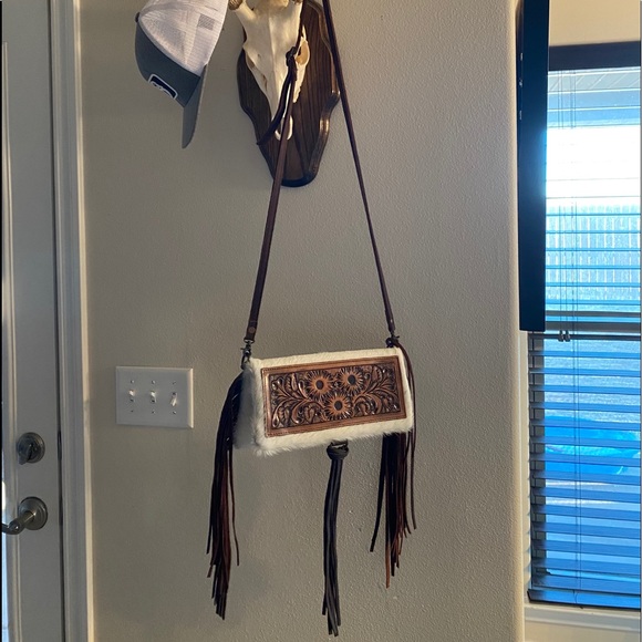 SOLD‼️Cowhide hair on hide tooled leather & fringe bag - Picture 5 of 7